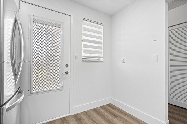 Building Photo - 901 NE 14th Ave