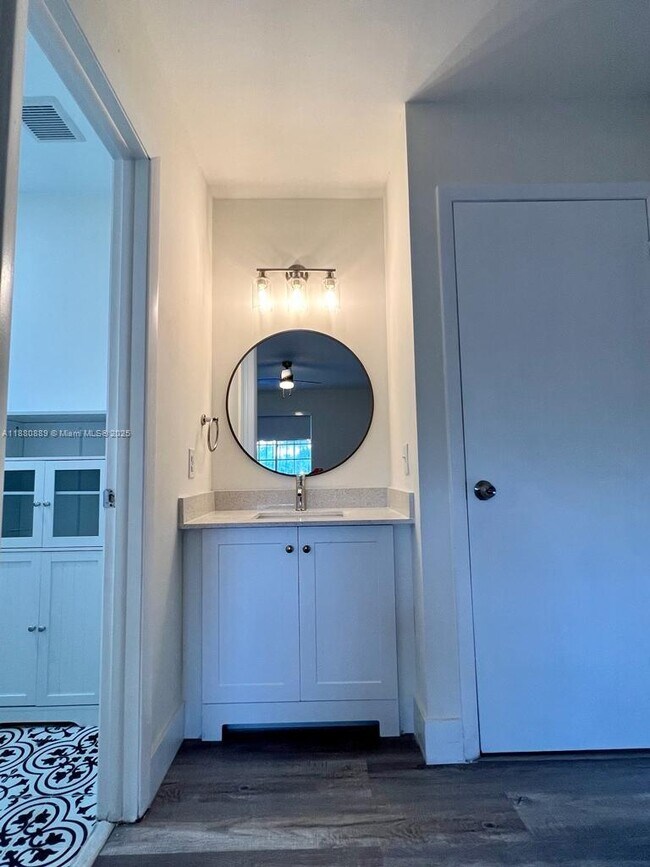 Building Photo - 2208 W 74th St