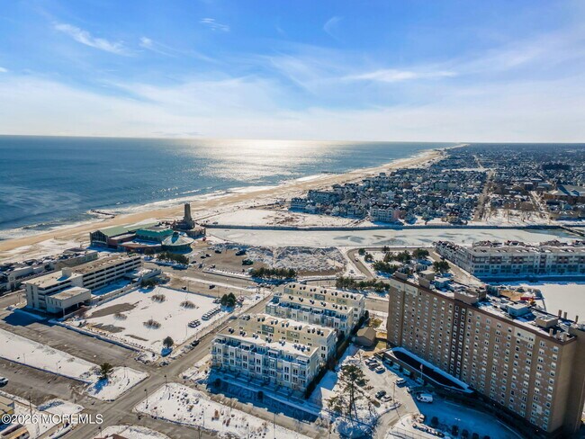 Building Photo - 807 Kingsley St