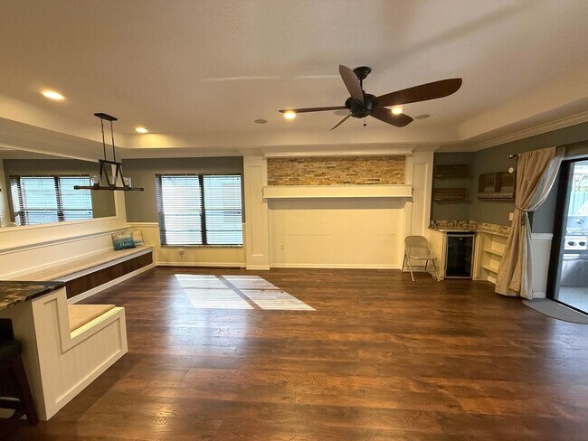 Building Photo - NEWLY LISTED!! Beautifully Updated 3-Bed/2-Bath Home in Sarasota!