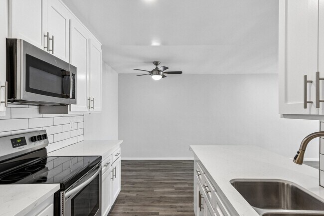 Interior Photo - 1635 North Martel Avenue