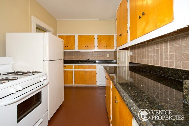 Building Photo - 242 E Patterson Ave