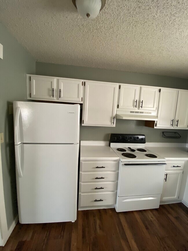 Building Photo - 619 W Edgewood St