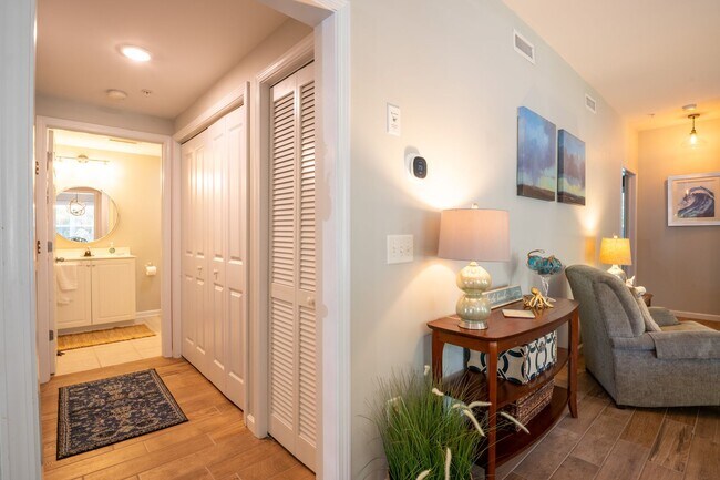 Building Photo - OFF-SEASON FURNISHED MONTHLY RENTAL AVAILABLE JAN '26