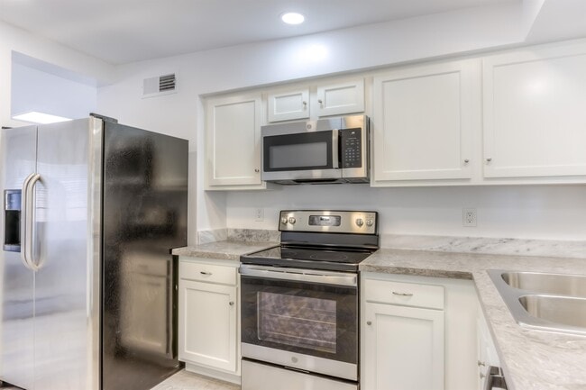 Building Photo - 417 E Jacinto St