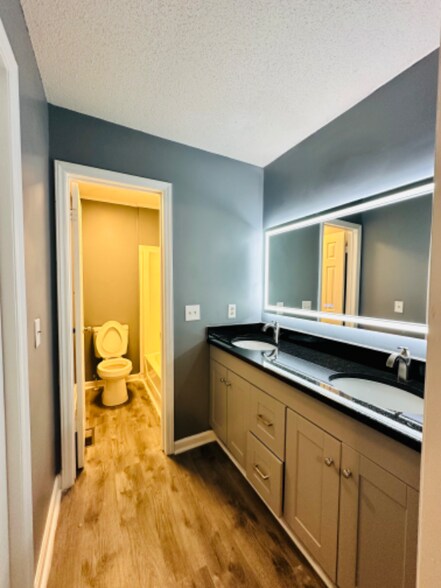 Building Photo - 712 Lancelot Dr