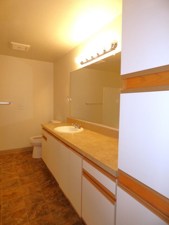 Building Photo - Rent Special: FREE June's Rent - 2 Bedroom 1 Bath Unit NE Salem!