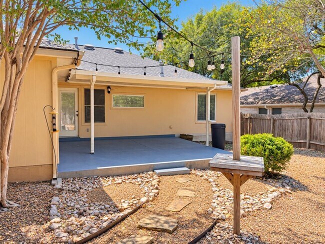 Building Photo - 807 Hilltop Dr