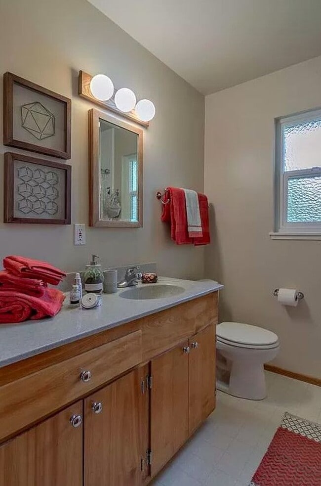Building Photo - Fantastic 3 Bed 2 Bath Home Available Now!