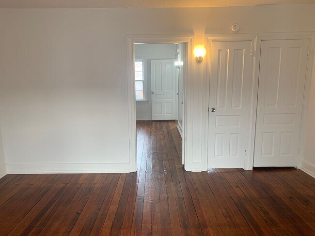 Building Photo - 3 Bedrooms on the Avenues York City