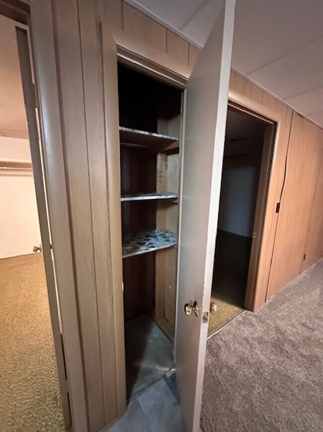 Building Photo - Maryville 37803 - 5 bedroom, 3 bath home - Contact Karen Robertson (865) 454-7626