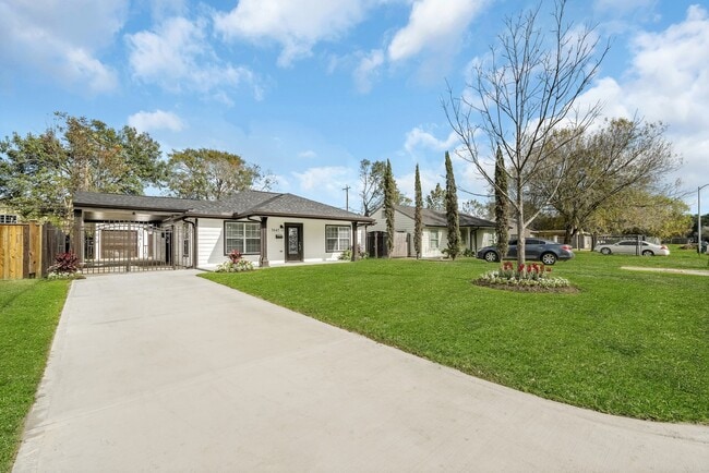 Building Photo - 7647 Greendowns St