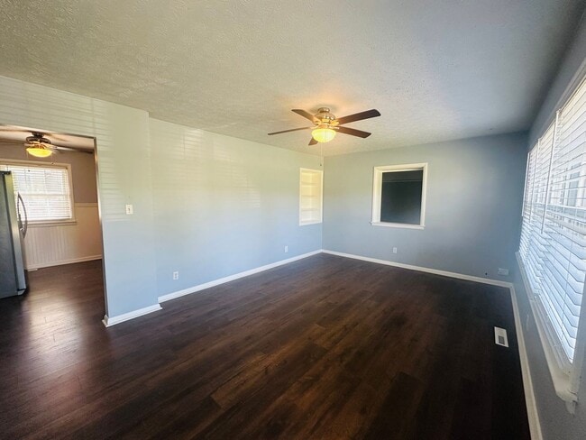 Building Photo - Charming 3 Bedroom Home in Fern Creek – Great Layout & Location