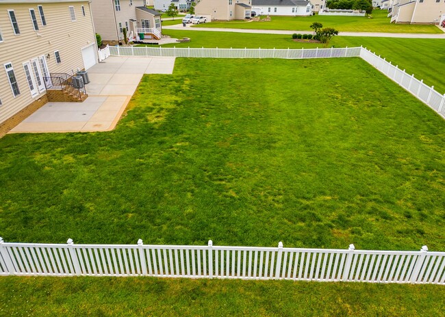 Building Photo - Huge house with vaulted ceilings and fence...