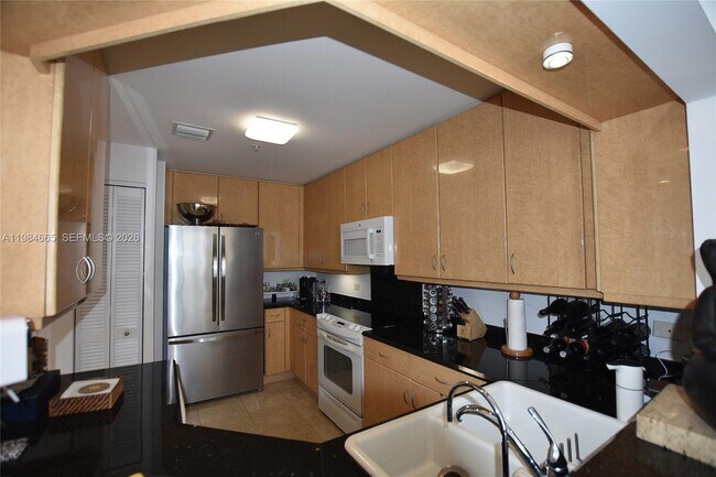 Building Photo - 801 Brickell Key Blvd