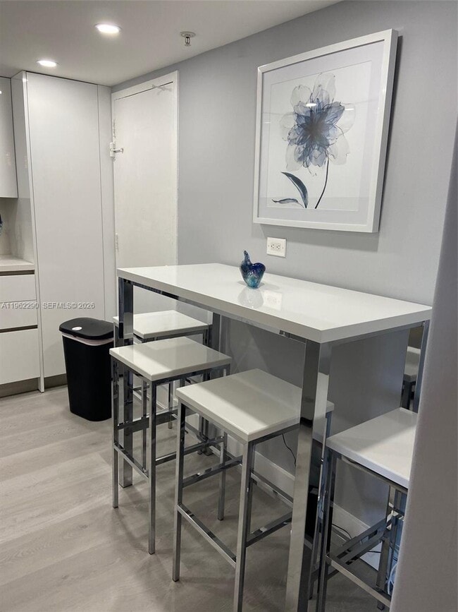 Building Photo - 400 Kings Point Dr