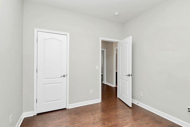 Building Photo - Beautiful End Unit 3BD/2.5BA Townhome in t...