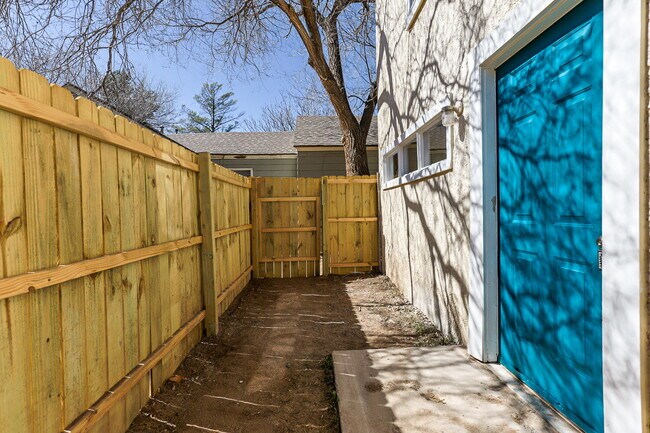 Building Photo - Spacious Backhouse Near Texas Tech, and Medical Centers!!