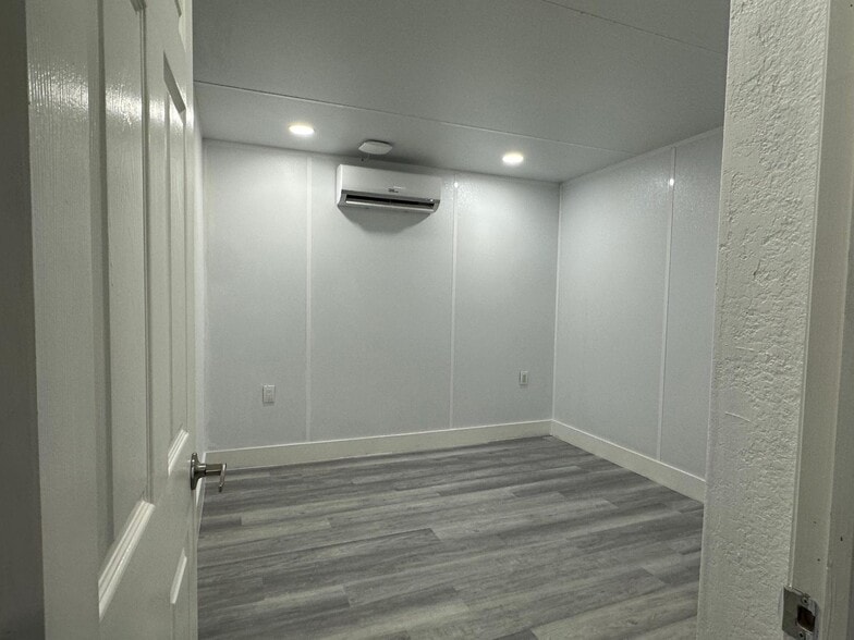 Building Photo - 841 N 69th Ave