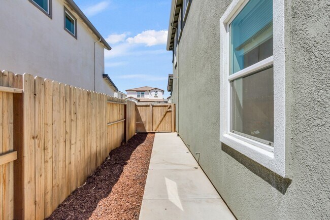 Building Photo - 7657 Bracer Wy