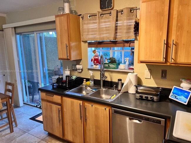 Building Photo - 2098 NE 167th St