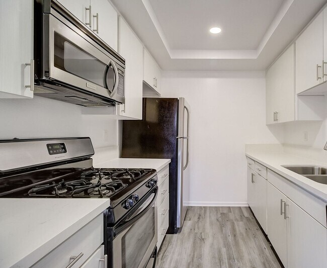 Interior Photo - 350 South Manhattan Place