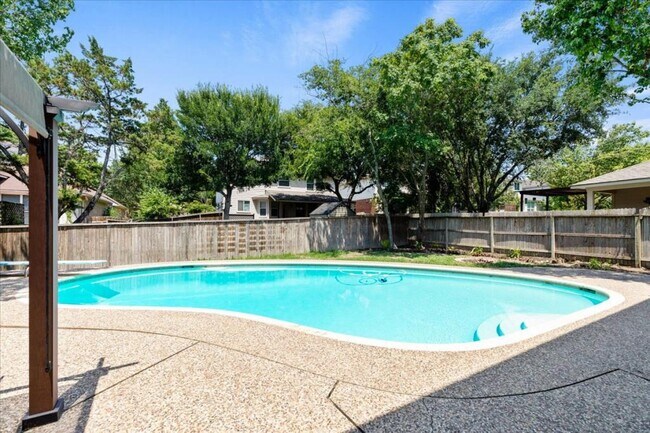 Building Photo - 208 Valona Dr