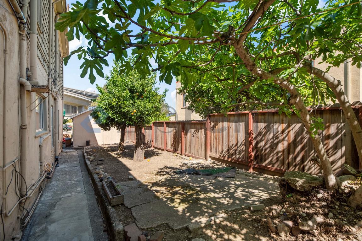 Building Photo - 1613 Pomona St