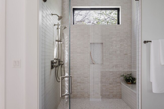 Building Photo - 2504 Bluffview Dr
