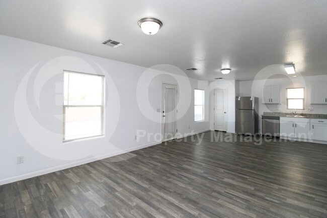 Building Photo - 822 N Navajo Ln