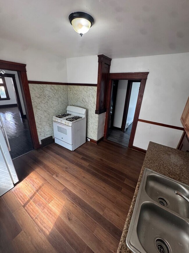 Building Photo - 2217 W 105th St