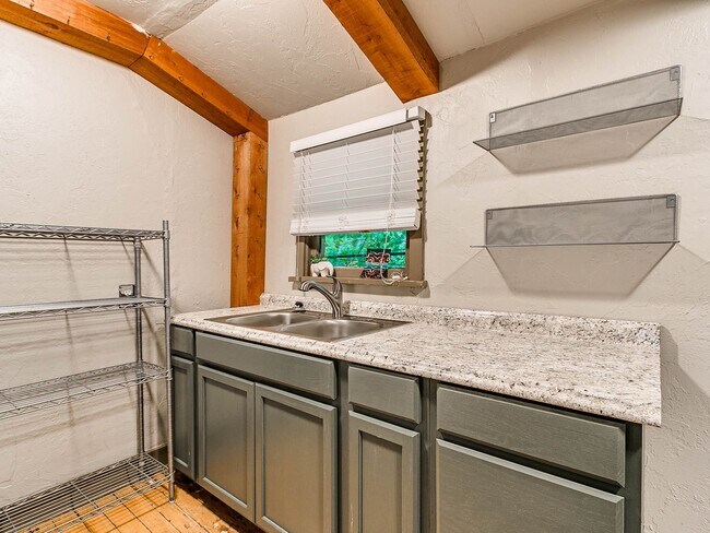 Building Photo - Unique with a Artsy Flare    1Bed + Flex Room /1.5 Bath in Edgemere Park