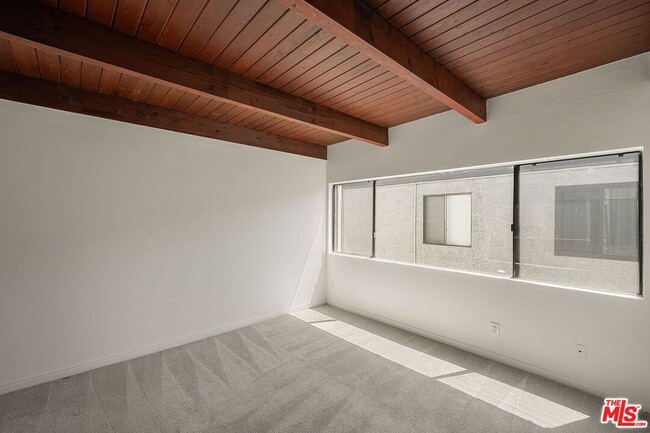 Building Photo - 1805 S Barrington Ave