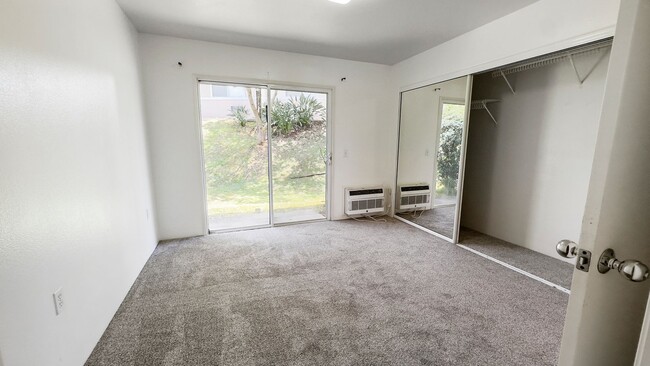 Building Photo - Gated Townhome  Ground Floor 3bdrm/2bath M...