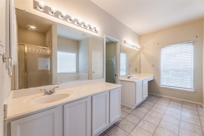 Building Photo - 8417 Robertson Dr
