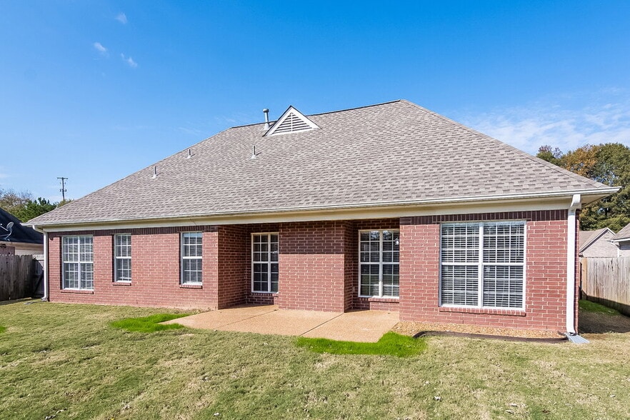 Building Photo - 5820 Lillian Bend Dr