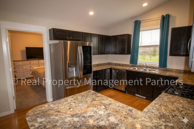 Building Photo - 5-Bedroom Townhome in Hudsonville | Cul-de-Sac, 2-Car Garage, Lawn & Snow Included