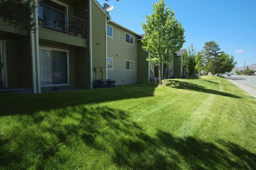 Primary Photo - Saliman Manor Apartments