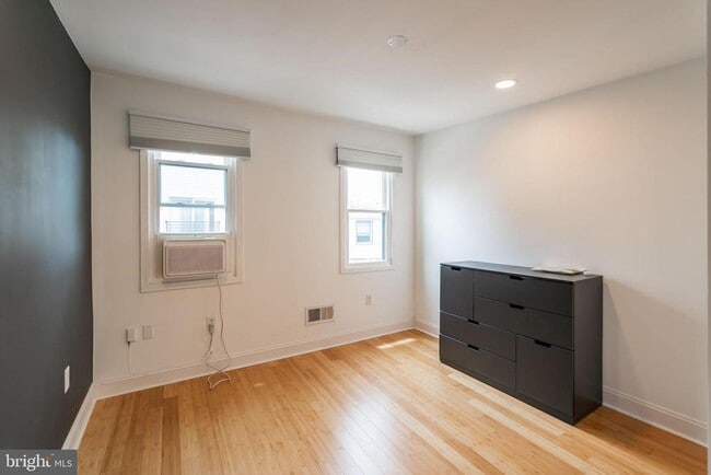 Building Photo - 2107 Clymer St