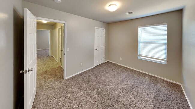 Building Photo - Very Nice 3 Bedroom House in Yukon Schools