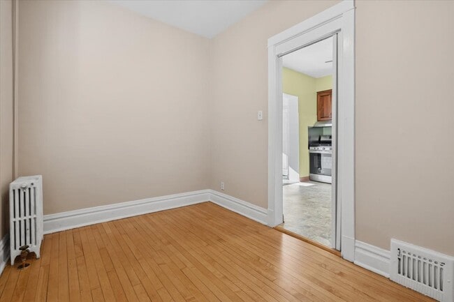 Building Photo - 5033 W Cullom Ave