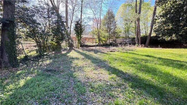 Building Photo - 552 Sybil Ln SE