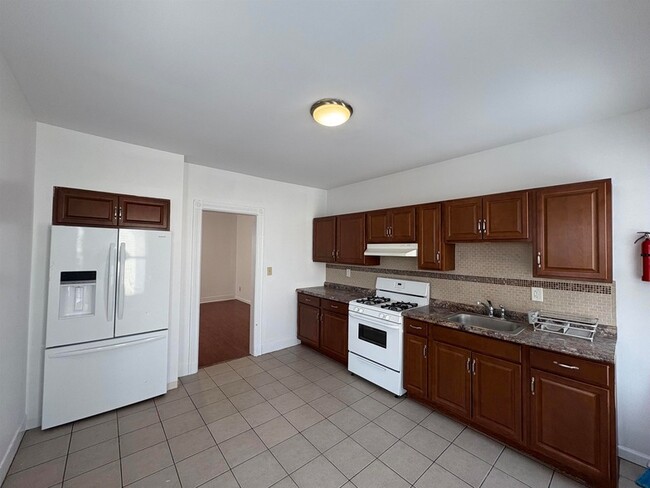 Building Photo - 814 28th St