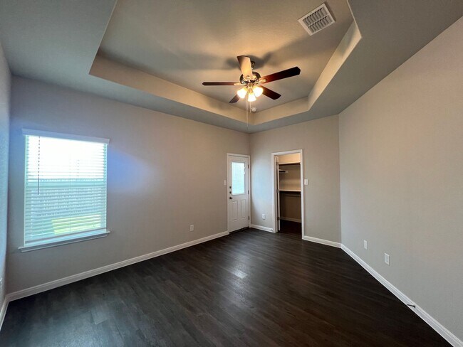Building Photo - Luxury duplex in Seguin!