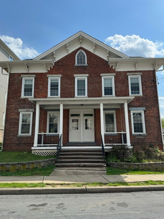 Building Photo - 2BR + Bonus Space in Downtown Somerville