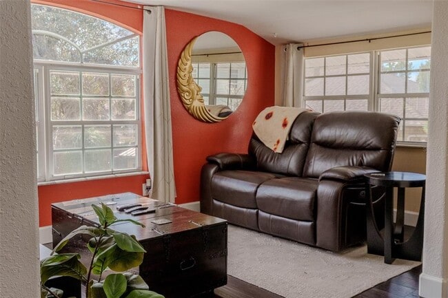 Building Photo - 203 W Crest Ave