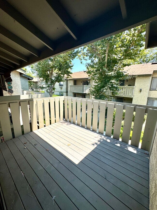 Building Photo - Charming 2 Bed/2 Bath Upstairs Condo in Qu...