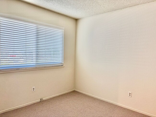 Building Photo - House like 2bed/1.5 Bath Condo with Spacious Corner Yard and 2 Car Garage
