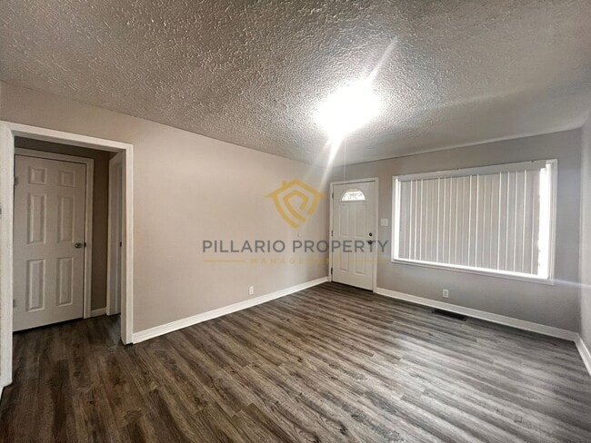 Building Photo - Freshly Renovated, 2 Bedroom, 1 Bathroom Home Available NOW!