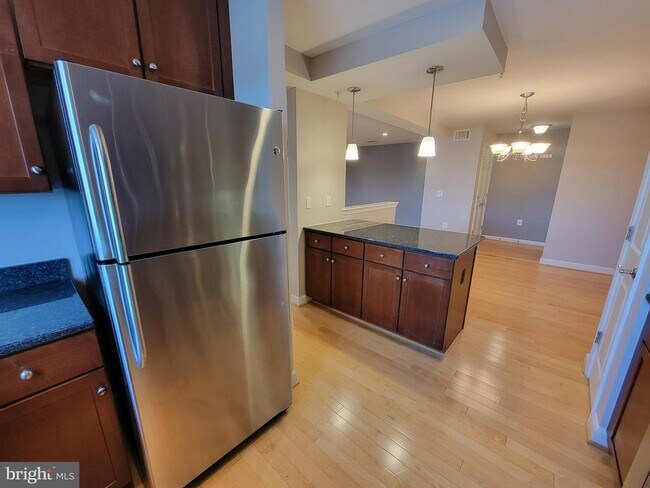 Building Photo - 4151 S Four Mile Run Dr